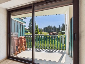 Interior - Ski-In/Ski-Out Studio with Pool, Tennis & Mountain Views - 1km from Les Gets Center (Les Gets)