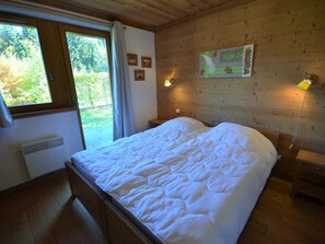 3 bedrooms, iron/ironing board, free WiFi - Spacious Apartment near Turche Slopes - Quiet Location with Balcony and Terrace (Les Gets)