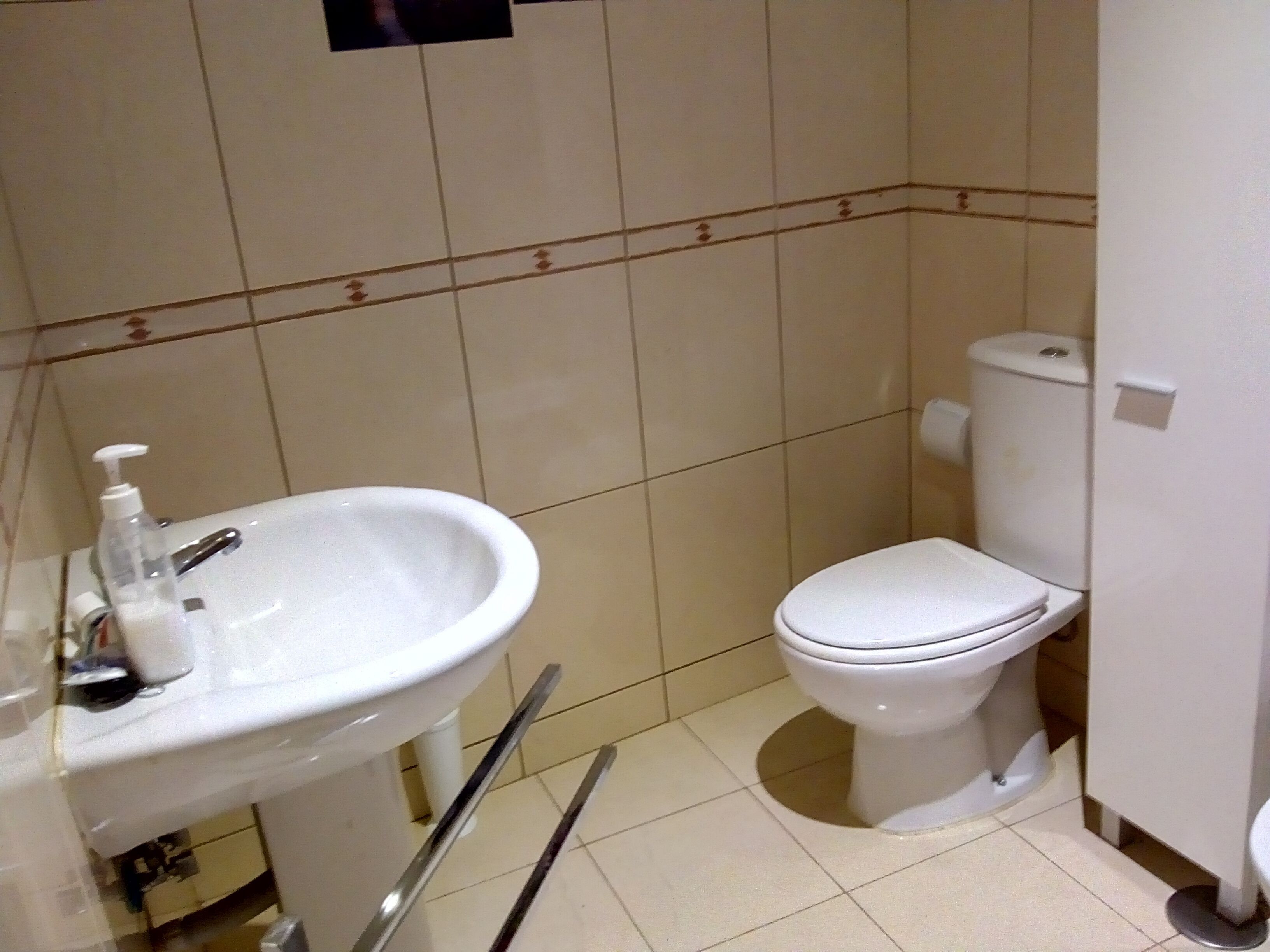 Duschwanne, Haartrockner, Bidet, Handtücher