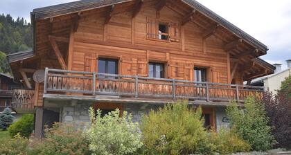 Cozy Studio with Balcony, Near Village Center, 50m to Shops, 150m to Slopes, Pet-Friendly