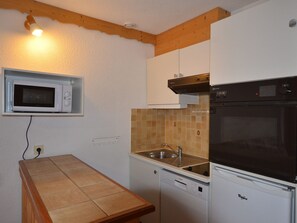 Kylskåp, mikrovågsugn och diskmaskin