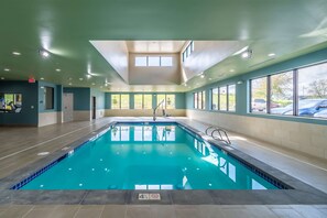 Indoor pool, sun loungers - Best Western Plus Tacoma Hotel (Tacoma)