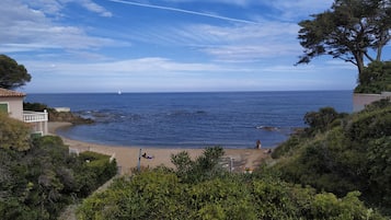 Una spiaggia nelle vicinanze