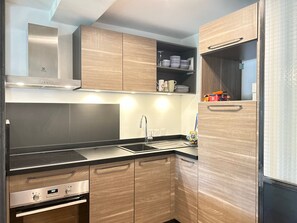 ثلاجة، ميكروويف، غسالة أطباق