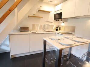 Kühlschrank, Mikrowelle, Geschirrspüler, Toaster