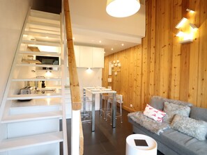 TV - Renovated Apartment near Centre with Terrace, Parking & Proximity to Ski Lifts (Les Gets)