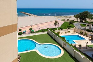 A resort with a pool area, a beach, and a view of the ocean. - Fidalsa Bella Vista junto al mar (El Campello)