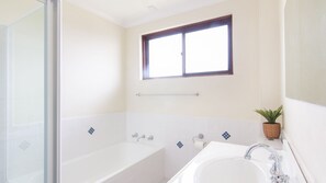 Bathtub - Lakeshore Lodge 11 over looking Wallis Lake (Forster)