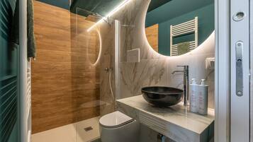 Business Condo | Bathroom | Shower, hair dryer, bidet, towels