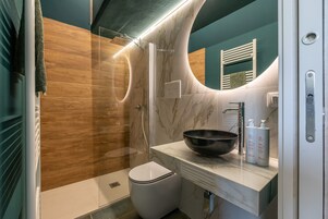 Condo empresarial | Banheiro | Chuveiro, secador de cabelo, bidê, toalhas de banho