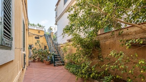 Condo Business | Hiên