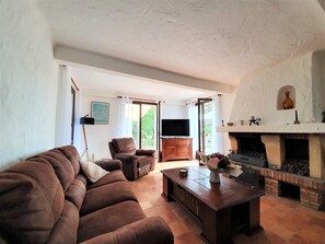 Televisión, chimenea y estéreo 