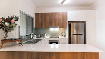 Een koelkast, een magnetron, een oven, een kookplaat