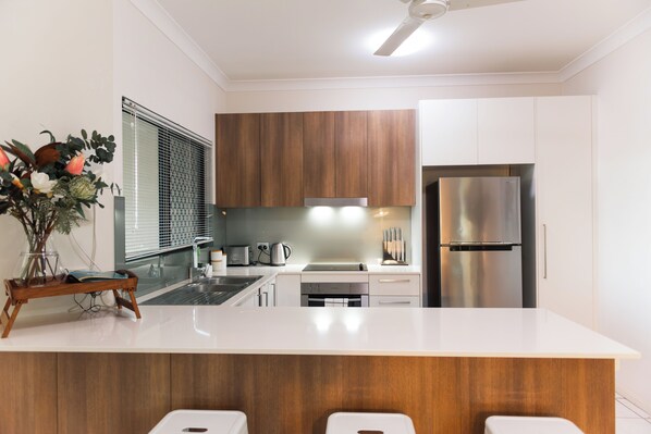 Refrigerador, microondas, horno y parrilla de estufa 