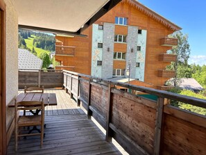 Outdoor dining - Steps Away from Centre and Slopes, Spacious 2BR Apartment with Great Amenities (Les Gets)