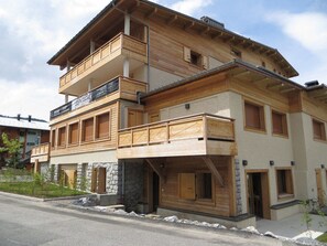 Exterior - Steps Away from Centre and Slopes, Spacious 2BR Apartment with Great Amenities (Les Gets)