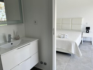 4 Schlafzimmer, Schreibtisch, Bügeleisen/Bügelbrett, Reisekinderbett