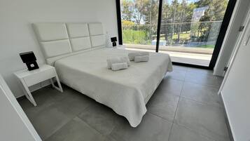 4 bedrooms, desk, iron/ironing board, travel crib