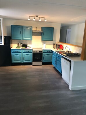 Fridge, microwave, oven, stovetop - Ancien Corps de Ferme au Milieu des Tournesols (Puylaurens)