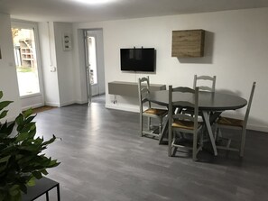 Dining - Ancien Corps de Ferme au Milieu des Tournesols (Puylaurens)