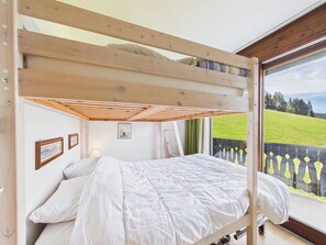 2 bedrooms, iron/ironing board, free WiFi