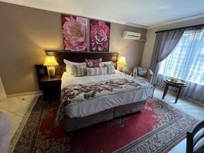 Luxury Room | In-room safe, individually decorated, individually furnished, desk - Absolut Guest Boutique (Centurion)
