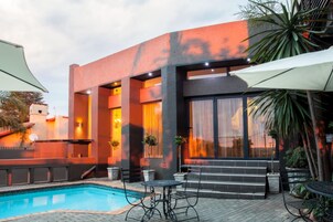 Piscina externa, guarda-sóis