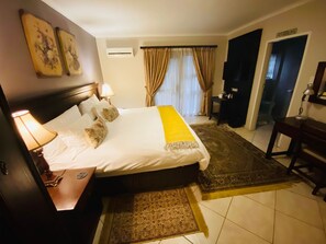 Luxury Room | In-room safe, individually decorated, individually furnished, desk