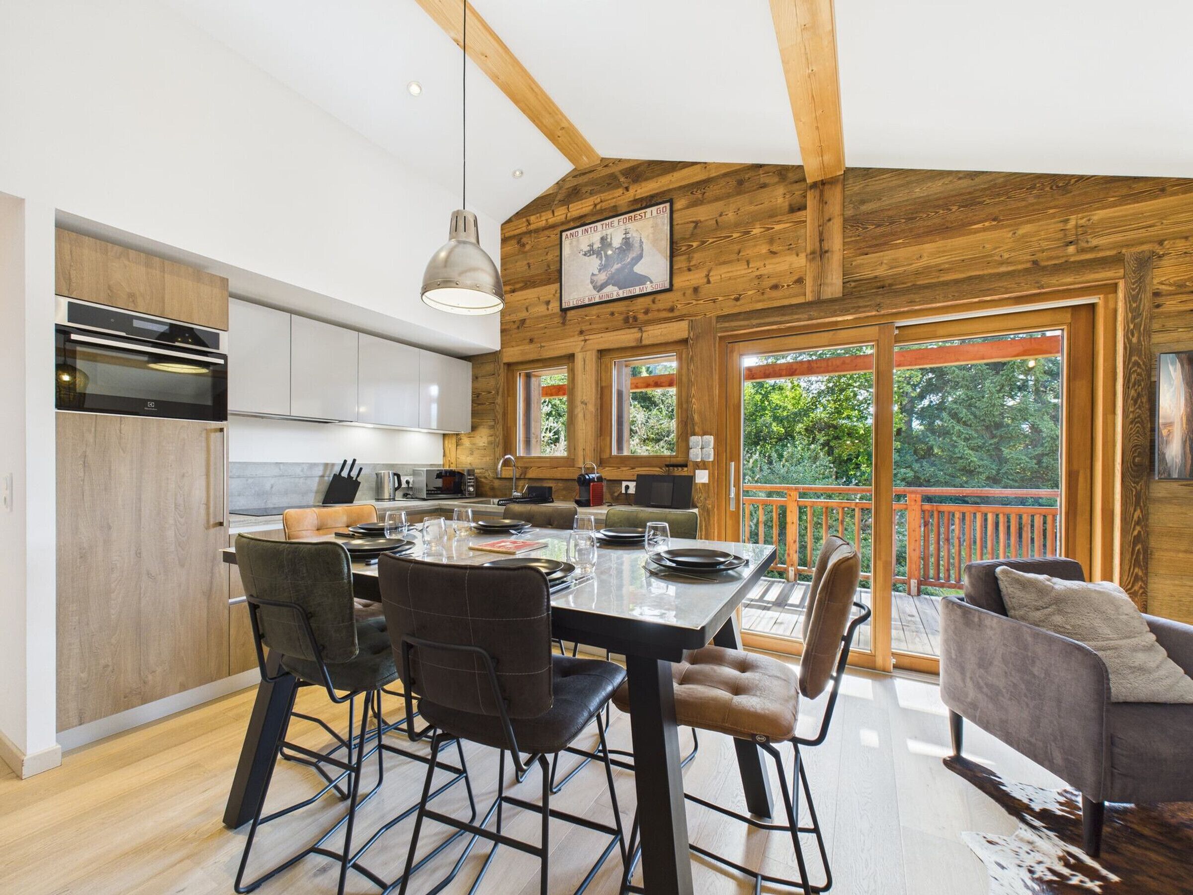 Réfrigérateur, four à micro-ondes, un four, lave-vaisselle