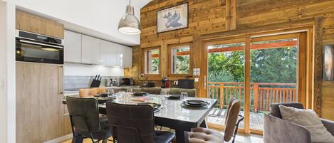 Réfrigérateur, four à micro-ondes, un four, lave-vaisselle