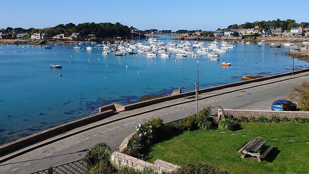 A marina with numerous boats docked, a road adjacent to the water, and buildings in the background. - 1-bedroom apartment with WIFI, parking, pets allowed in Perros-Guirec (Perros-Guirec)