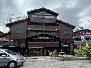 Exterior - Charming Apartment in Les Gets near Slopes and Shops, Balcony & Private Parking (Les Gets)