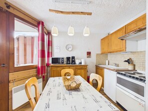 Fridge, microwave, oven, dishwasher - Les Gets - Apt near center & lift, balcony, pets allowed, parking, sleeps 5 (Les Gets)
