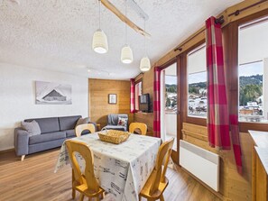 Dining - Les Gets - Apt near center & lift, balcony, pets allowed, parking, sleeps 5 (Les Gets)