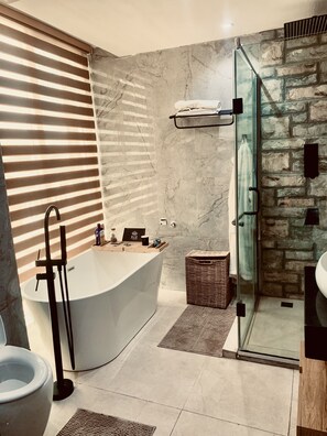 Badewanne, Haartrockner, Bidet, Handtücher