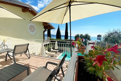 Residence Limoni del Rustichel: Apartment N.3 with lake view, underground parking and pool.