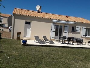 Outdoor dining - Charming quiet house near the sea in Vendée (Grues)