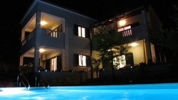 A two-story building with a swimming pool in front. - 4 Bed Villa Sleeps 9 - Pool, Pets, Garden, Parking (Supetar)