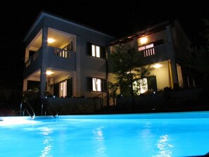 A two-story building with a swimming pool in front. - 4 Bed Villa Sleeps 9 - Pool, Pets, Garden, Parking (Supetar)