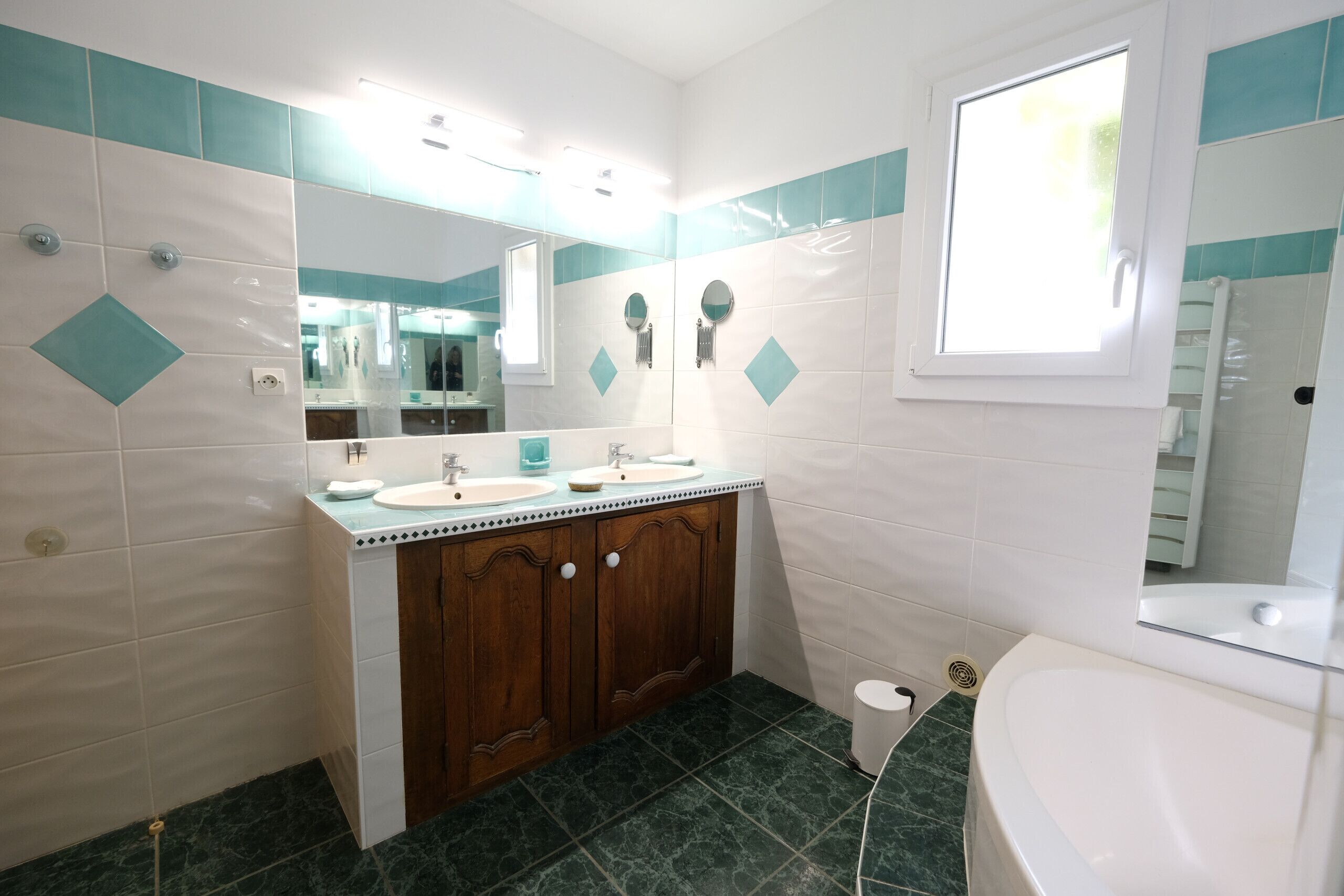 Bañera, secador de pelo, toallas