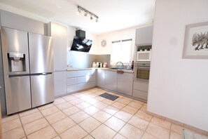 Refrigerador, microondas, horno y lavavajillas 