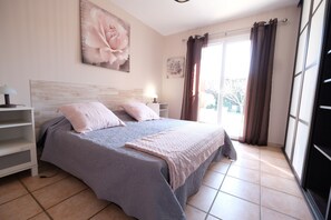 2 habitaciones, escritorio, tabla de planchar con plancha y wifi gratis 