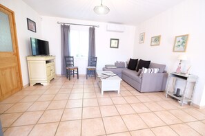 Televisión y chimenea 