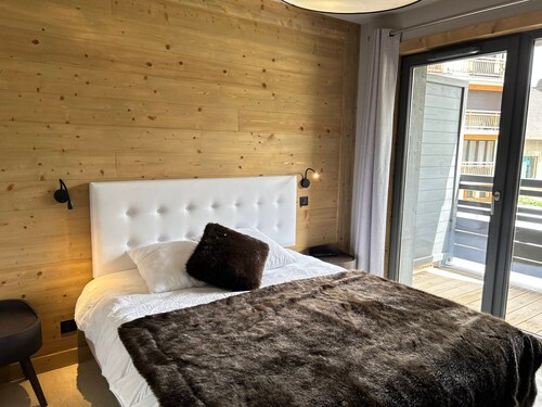 Luxury Ski-in/Ski-out Apartment, Central Les Gets, Sleeps 10