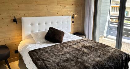 Luxury Ski-in/Ski-out Apartment, Central Les Gets, Sleeps 10
