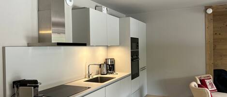 ثلاجة، ميكروويف، غسالة أطباق