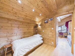 4 bedrooms, desk, iron/ironing board, free WiFi