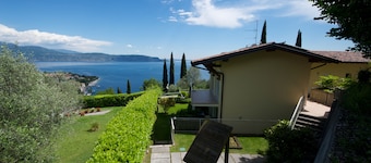 Residence Limoni del Rustichel: Apartment N.4 with lake view, underground parking and pool.