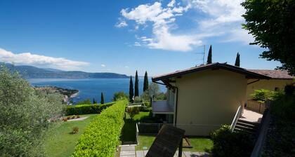 Residence Limoni del Rustichel: Apartment N.4 with lake view, underground parking and pool.