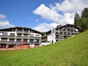 Exterior - Ski-in/Ski-out Apartment in Les Gets, 50m from Village Center, Sleeps 6, Balcony, Garage, WiFi (Les Gets)